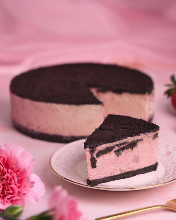 Strawberry Cookies & Cream Cheesecake